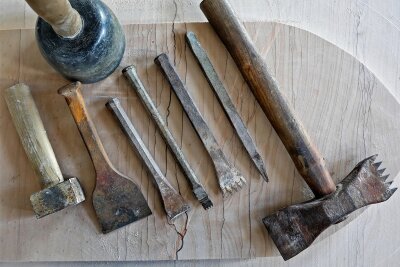 Handwerkstradition im Erzgebirge: Steinmetzbetrieb lädt zum Tag der offenen Tür - Meißel und Hammer gehören zu den die wichtigsten Werkzeugen eines Steinmetzes.