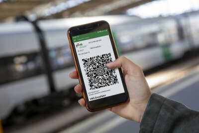 Handy-App macht Ticketkauf für Bus und Bahn in Sachsen einfacher - Mit der "Sachsen mobil"-Funktion lassen sich Fahrkarten auch über die Verbundgrenzen hinweg für Bus und Bahn kaufen.