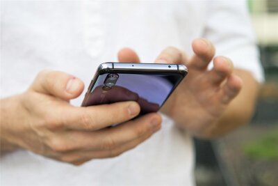 Handy ins Klo gefallen: Neue Masche bei SMS-Betrug - Betrug per Messenger, bei dem sich häufig Fremde als nahe Angehörige in Geldnot ausgeben, hat in Sachsen stark zugenommen.