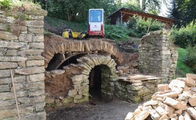 Hang am Herrenhof Baustelle - Freigeräumt sowie von Wurzeln und Vegetationsresten befreit, werden alte Kellerstrukturen am Hang hinter dem Herrenhof sichtbar. 