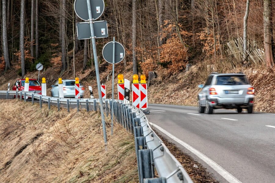 Hang im Erzgebirge abgerutscht: Straße wird voll gesperrt - An der S 266 zwischen Cunersdorf und Sehma ist ein Hang abgerutscht. Demnächst wird die Straße komplett gesperrt.