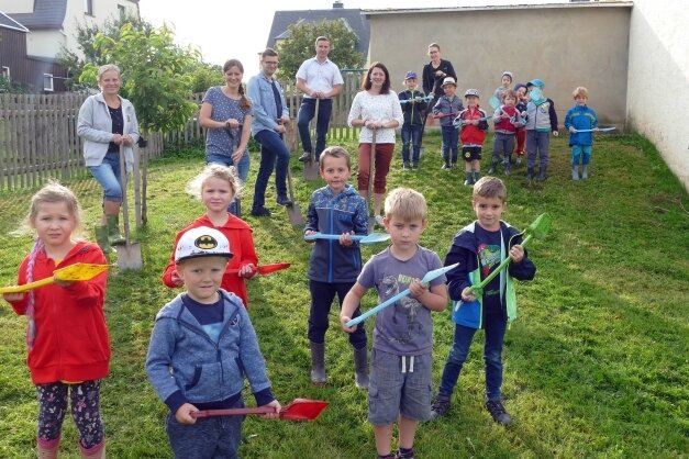 Hang wird zum Matschplatz - Symbolisch vollzogen die Kinder der Kita "Borstel" in dieser Woche einen Spatenstich für den Beginn der Bauarbeiten. 