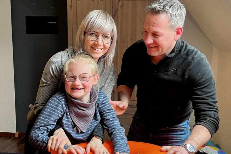 Hanna und das Angelman-Syndrom: "Leser helfen" und "Lukas Stern" packen an für ein besonderes Fahrrad - Hanna Waldner (10) mit ihren Eltern Katrin und Christian. 