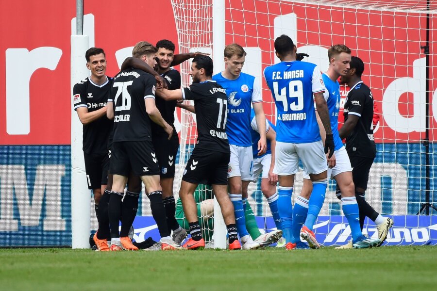 Hansas Sorgen wachsen nach 0:2 gegen den 1. FC Magdeburg - Die Magdeburger Spieler bejubeln ihr zweites Tor in Rostock.