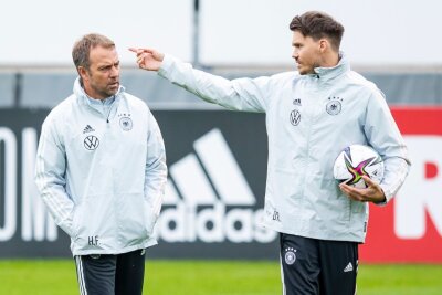 Hansi Flicks Co-Trainer Röhl kehrt für Trainer-Lizenz zum FSV Zwickau zurück - Assistenztrainer Danny Röhl (r) und Bundestrainer Hansi Flick (l) im Gespräch.