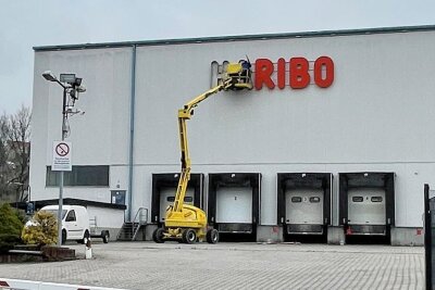 Haribo-Werk in Wilkau-Haßlau verkauft: Lastwagen statt Gummibärchen - Der Haribo-Schriftzug am Logistikcenter war bereits im April 2021 entfernt worden. Die Halle war wenige Jahre vor der Schließung neu gebaut worden.