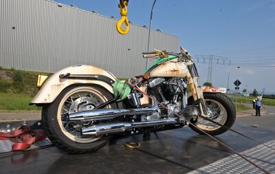 Harley-Fahrer bei Zusammenstoß mit Lkw schwer verletzt - 