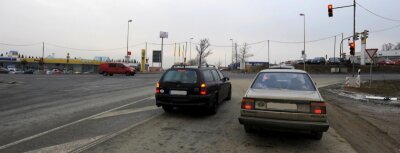 Harte Geduldsprobe für Linksabbieger - 
              <p class="artikelinhalt">Der VW Jetta und sein Vordermann haben sich richtig eingeordnet - der Opel auf der linken Seite steht außerhalb des Ampelsensors. Sofern keine Verkehrsteilnehmer auf der rechten Spur die Schaltung auslösen, steht der Opel-Fahrer vor der roten Ampel bis es ihm zu bunt wird. </p>
            