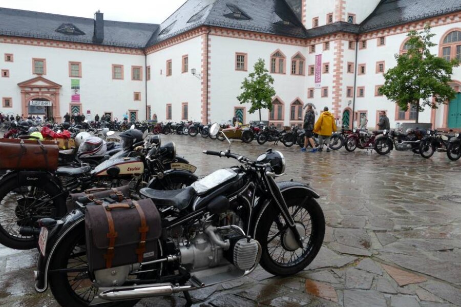 Trotz Regens war der Schlosshof gut gefüllt mit historischen Motorrädern.
