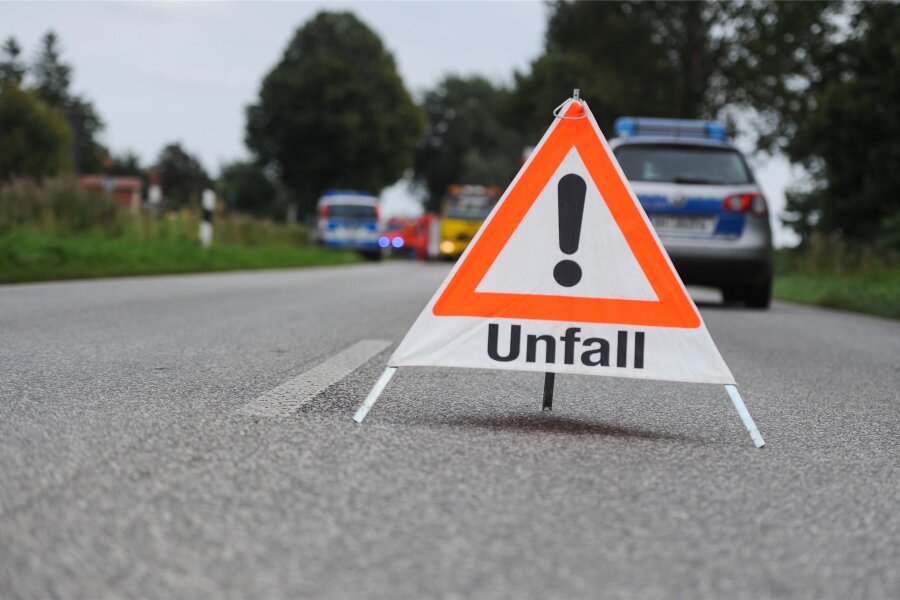 Hartenstein: Auto überschlägt sich - Fahrerin hat Schutzengel - Die Zwickauer Straße in Zschocken mussten am Montagnachmittag drei Stunden gesperrt werden.