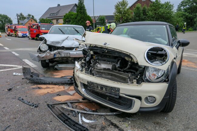 Hartenstein: Mehrere Verletzte nach Kollision an Autobahnausfahrt - Ein Mini und ein VW sind am Sonntagabend an der Autobahnabfahrt Hartenstein/S 255 kollidiert.