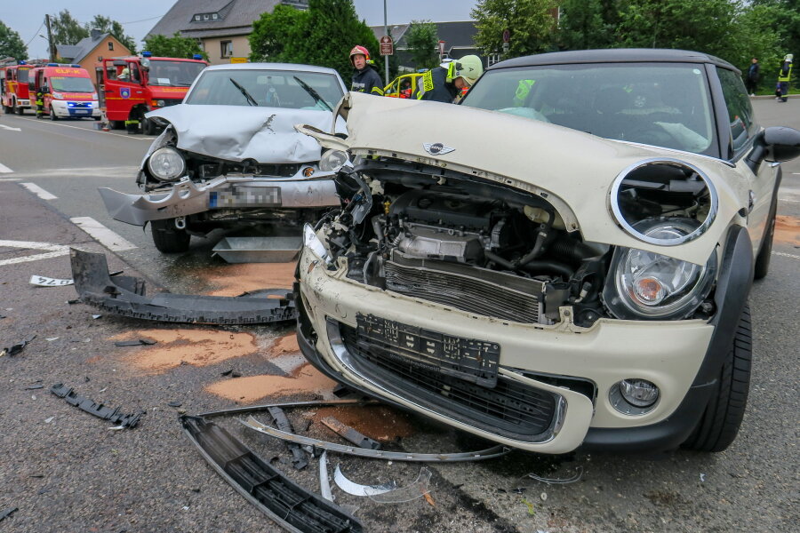 Hartenstein: Mehrere Verletzte nach Kollision an Autobahnausfahrt - Ein Mini und ein VW sind am Sonntagabend an der Autobahnabfahrt Hartenstein/S 255 kollidiert.