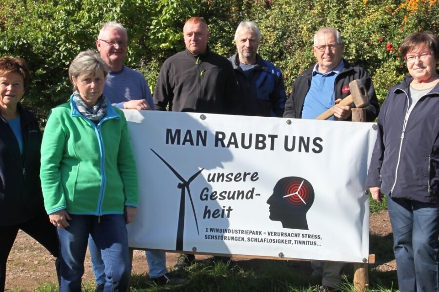 Hartenstein positioniert sich gegen Flächen für Windkraft - Mitglieder der Bürgerinitiative "Gegenwind" stellen an exponierten Stellen Transparente gegen den Bau von Windkraftanlagen auf. 