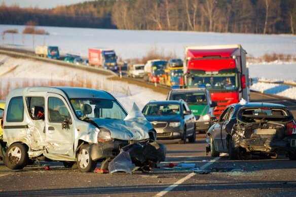 Hartenstein: Sechs Verletzte bei Unfall auf Autobahnzubringer - 