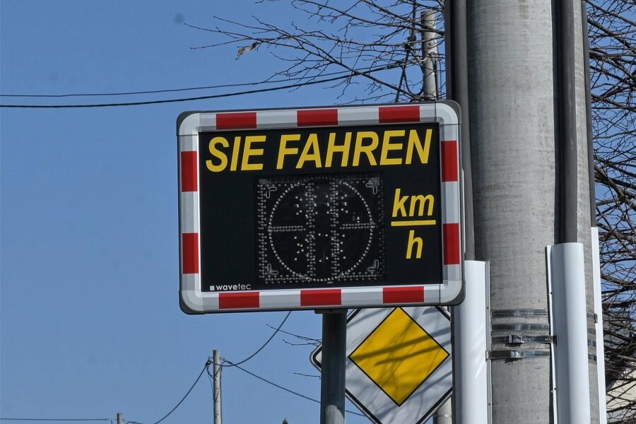 Hartenstein setzt auf Verkehrserziehung: Wo neue Tempoanzeigen aufgestellt werden - Geschwindigkeitsanzeige wie diese in Zschocken werden bald auch im Hartensteiner Ortsteil Thierfeld montiert.