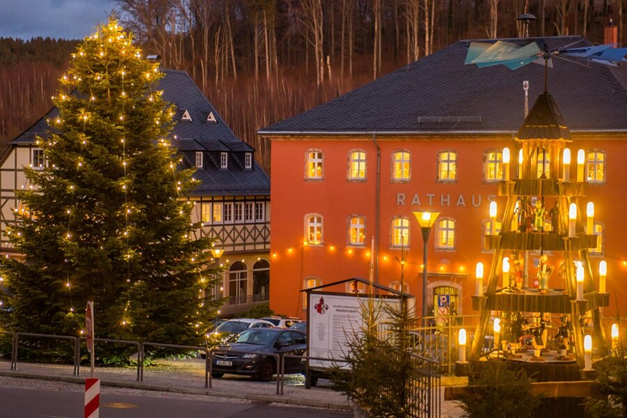 Hartenstein startet mit Weihnachtsmarkt in die Adventszeit - Präsentiert sich auch dieses Jahr im festlichen Glanz der Lichter: der Markt von Hartenstein.