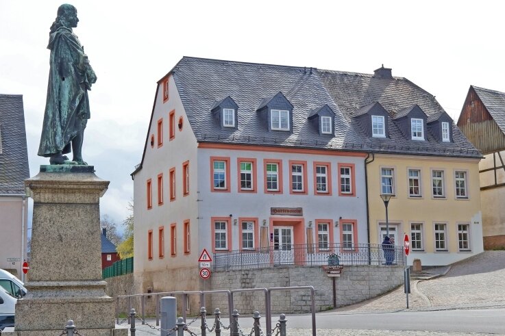 Hartenstein will Ratskeller wiederbeleben - In diesem Frühjahr hat die Stadt Hartenstein den Ratskeller (Bildmitte) erworben. Sobald ein Pächter gefunden ist, will die Kommune in das seit Jahren geschlossene Lokal im Erdgeschoss investieren. 