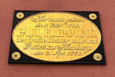 Hartensteiner Paul-Fleming-Verein erinnert an Dichterkomponisten Peter Cornelius - Plakette am Paul-Fleming-Haus mit den Lebensdaten des in Hartenstein geborenen Barockdichters.