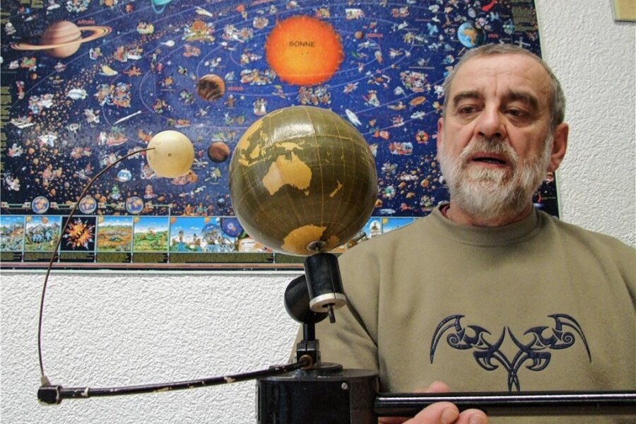 Harthaer Hobbyastronomen stellen Sterne vor - Hans-Dieter Köhler zeigt an einem Modell, wie sich Planeten bewegen. 