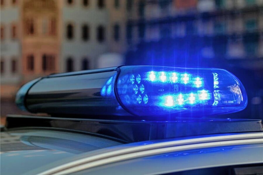 Hartmannsdorf: Angetrunkener Rentner fährt in einen Graben - Am Samstag wurde die Polizei zu einem Unfall nach Hartmannsdorf bei Kirchberg gerufen. 