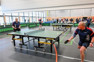 Hartmannsdorf feiert die neue Sporthalle - Für die Tischtennissportler verbessern sich die Trainings- und Wettkampfbedingungen in der neuen Halle: statt bisher fünf jetzt zehn Tische.