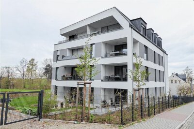 Hartmannsdorf: Zwei Wohnungsbau-Projekte liegen vorerst auf Eis - Auf der freien Fläche hinter dem Haus in der Schulstraße 24 soll ein zweites, fast identisches Gebäude entstehen. Die Gemeinde hatte den Bau von Mehrfamilienhäusern zu Bedingung für den Verkauf des Grundstücks an die Wohnungsbaugenossenschaft Burgstädt gemacht. 