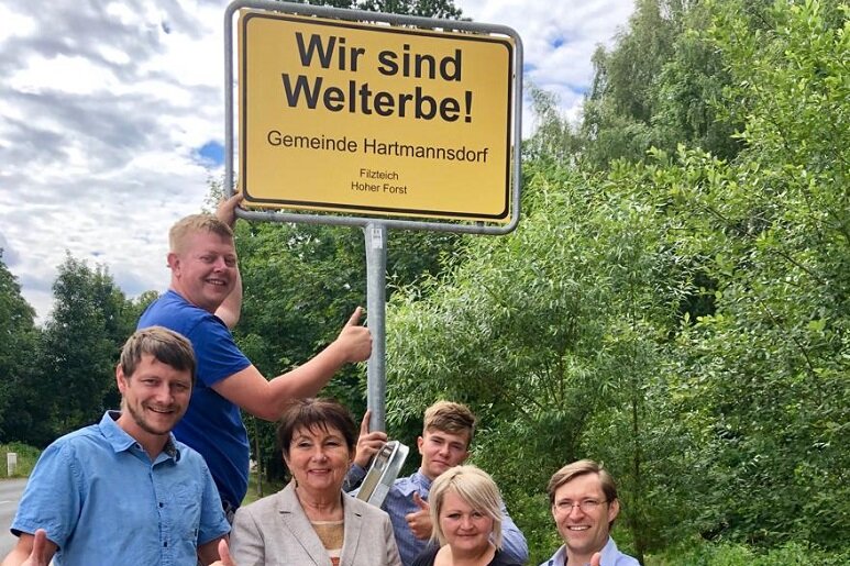 Hartmannsdorfer freuen sich über Welterbe-Entscheidung - Bürgermeisterin Kerstin Nicolaus (Mitte) und weitere Hartmannsdorfer freuen sich über die Entscheidung des Welterbekomitees.