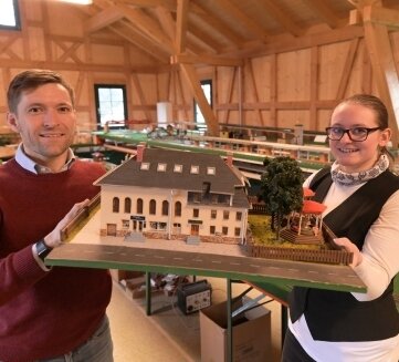 Hartmannsdorfer richten Volkskunstmuseum ein - Christfried Nicolaus und Joanne Flechsig mit einem Modell des ehemaligen Sächsischen Hofes, der abgebrannt ist. 