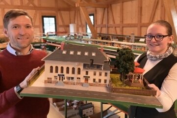 Hartmannsdorfer richten Volkskunstmuseum ein - Christfried Nicolaus und Joanne Flechsig mit einem Modell des ehemaligen Sächsischen Hofes, der abgebrannt ist. 