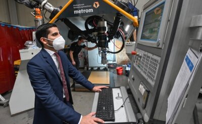 Hartmannsdorfer tüfteln für Mars-Mission - Mitarbeiter Hugo Albero Rojas programmiert eine 3D-Druck-Maschine, die im Hartmannsdorfer Unternehmen Metrom entwickelt wurde. 