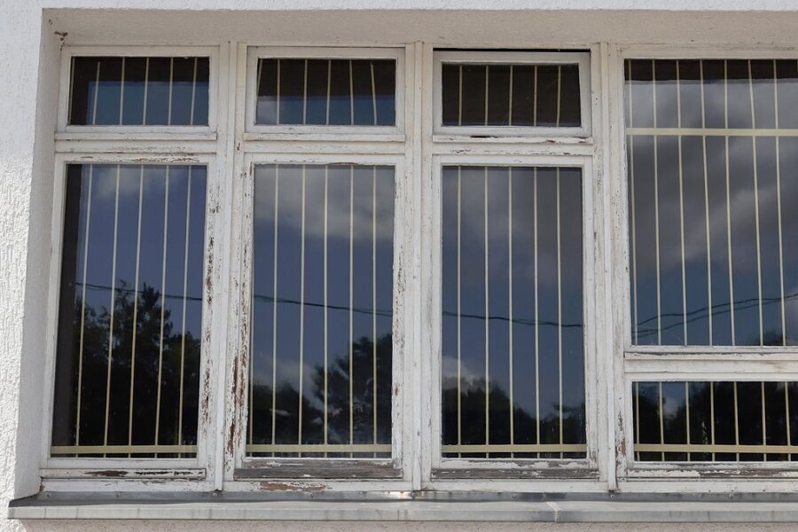 Hartmannsdorfer Turnhalle braucht neue Fenster - Die Fenster sowie andere Teile der Turnhalle in Hartmannsdorf müssen dringend erneuert werden. 