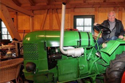 Hartmannsdorfer Unternehmer hat sich Traum vom Museum erfüllt - Frieder Flechsig auf seiner Brockenhexe im Museum. Später soll einmal eine bewegte Figur auf dem restaurierten alten Traktor, der noch fahrbereit ist, sitzen. 