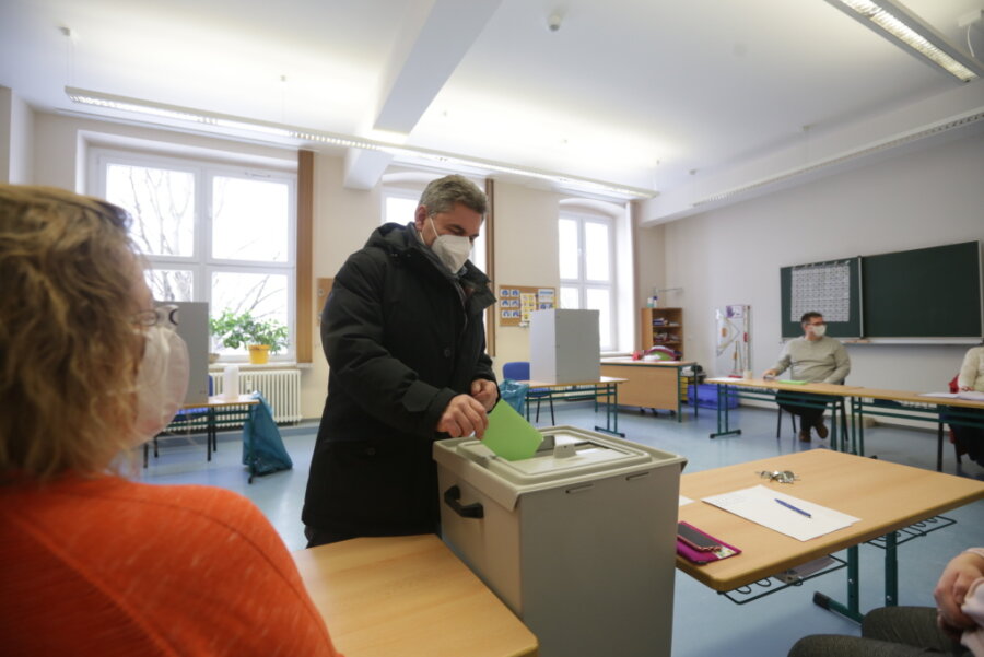 Der amtierende Bürgermeister Uwe Weinert bei seiner Stimmabgabe am Sonntag. Er hofft auf seine Wiederwahl und steht als einziger Kandidat auf der Liste.