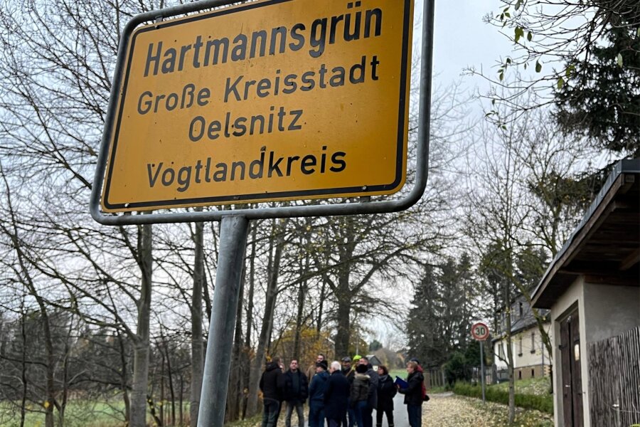 Hartmannsgrüner wollen Tempo 30 auf gesamter Ortsdurchfahrt - Zur Ortsteilbesichtigung im Oelsnitzer Ortsteil Hartmannsgrün ging es um Tempo 30, Bäume sowie den Bau kommunaler Straßen.