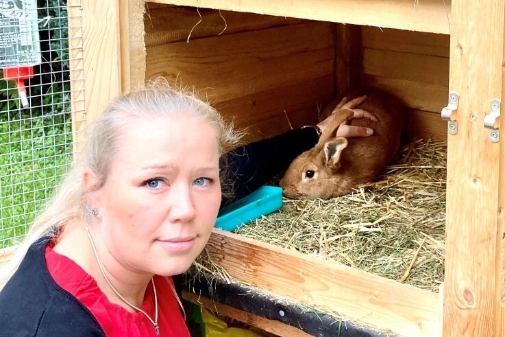 Hasen im Heim: Streicheln gegen die Einsamkeit - Annelie Hensel, Assistentin der Geschäftsführung beim Gut Gleesberg, steht am Hasenstall. Gesucht werden beim Haustierprojekt der Einrichtung Namensvorschläge für Kaninchen. 