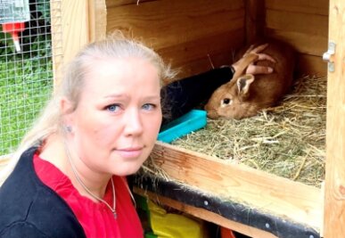 Hasen im Pflegeheim: Streicheln gegen die Einsamkeit - Annelie Hensel, Assistentin der Geschäftsführung beim Gut Gleesberg, steht am Hasenstall. Gesucht werden beim Haustierprojekt der Einrichtung Namensvorschläge für Kaninchen. 