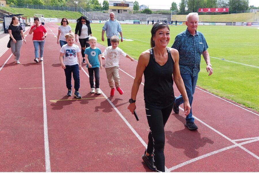 Hat Weltmeisterin Christin Ziehr den Weltrekord geschafft? - 140 Kilometer in 24 Stunden! Christin Ziehr (vorn) wurde auf ihrer letzten der 350 Stadionrunden von einigen Unterstützern begleitet.