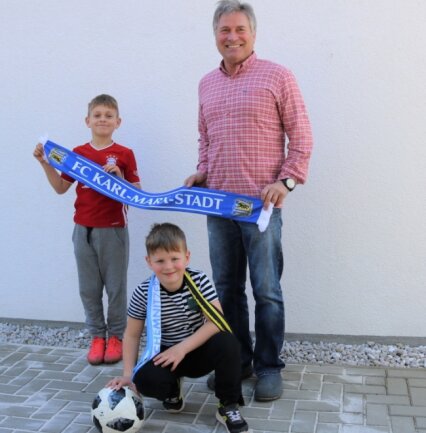 Ex-FCK-Keeper Michael Kompalla freut sich, dass auch seine Enkel Moritz (l.) und Anton Fußball spielen. 