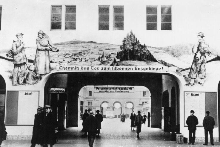 Hauptbahnhof soll sein Wandbild zurückerhalten - Das einstige Begrüßungsbild auf dem Hauptbahnhof auf einer Ansichtskarte aus den 1940er-Jahren. 
