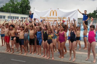 Hauptgewinn: Mc Donald's sponsert Chemnitzer Schwimmclub für die nächsten 50 Jahre - Jubel bei den Mitgliedern des Schwimmclubs Chemnitz. Sie haben bei einem Wettbewerb von McDonald's einen Sponsoringvertrag über die nächsten 50 Jahre gewonnen.