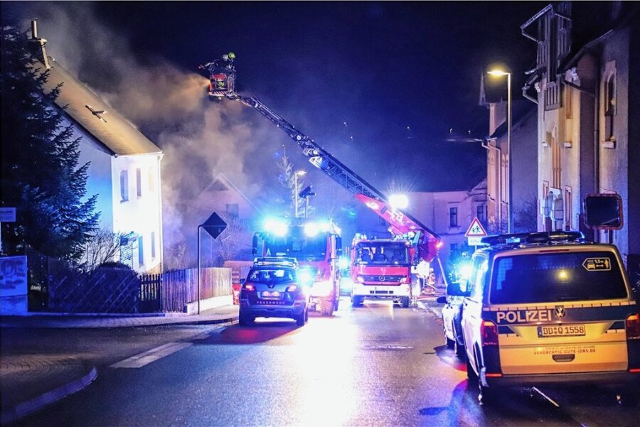Haus brennt nachts in Thalheim: Feuerwehr rettet zwei Menschen - Löscharbeiten mit der Drehleiter.