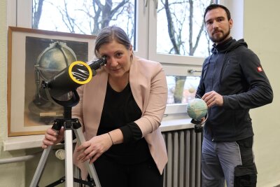 Haus der Entdecker in Reinsdorf plant ein Planetarium - Jasmin Luy (links), Leiterin im Haus der Entdecker, und Gemeindetechniker Steven Best stimmen sich schon mal aufs Sternegucken ein.