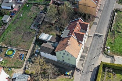 Haus der toten Fische in Zwickau: Eigentümer muss Grundstücke verkaufen, um Abriss zu bezahlen - Von oben nach unten und mit besonderer Vorsicht soll der Abriss des Gebäudes erfolgen. Ziel ist, das grüne Nachbargebäude zu erhalten.