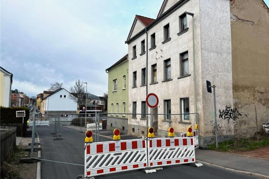 Haus droht einzustürzen: Zwickau sperrt die komplette Olzmannstraße - Wegen dieses maroden Hauses ist die Olzmannstraße gesperrt. Sogar die Nachbarn müssen ausziehen. 