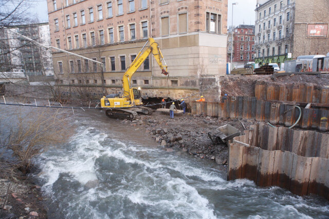 Haus in Chemnitz wegen Einsturzgefahr geräumt - Bauarbeiter begannen gestern Abend, einen Damm um das Loch in der Mauer des Gebäudes an der Hartmannstraße 16 zu legen. Noch in der Nacht sollte es abgedichtet werden. 