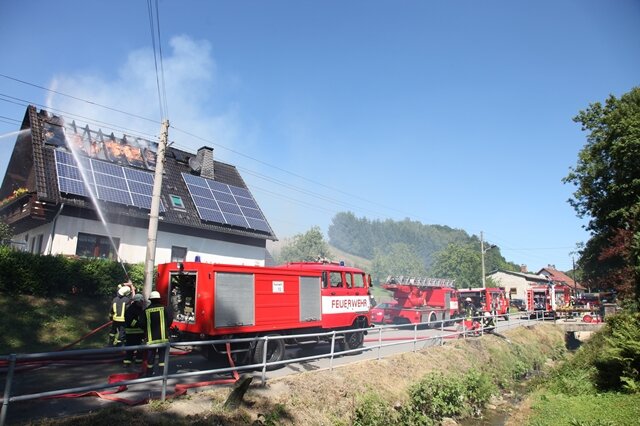 Haus in Dittersdorf fängt Feuer - Familie in den Ferien - Die Feuerwehr war etwa eine Stunde im Löscheinsatz.