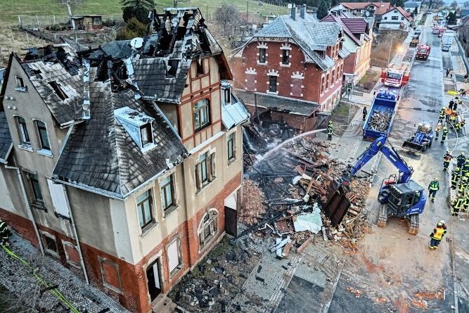 Haus in Ellefeld explodiert: Mann tot unter Trümmern gefunden - Trümmerfeld in beschaulicher Wohngegend: Bei der Explosion eines Mehrfamilienhauses in Ellefeld starb in der Nacht zu Sonntag ein 67-Jähriger. Der Sachschaden liegt bei mindestens 600.000 Euro. 