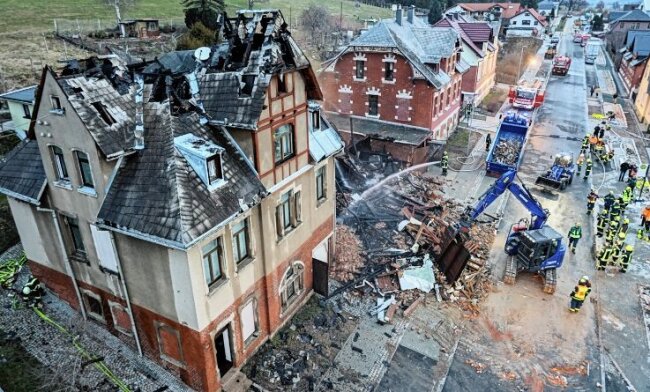Haus in Ellefeld explodiert: Mann tot unter Trümmern gefunden - Trümmerfeld in beschaulicher Wohngegend: Bei der Explosion eines Mehrfamilienhauses in Ellefeld starb in der Nacht zu Sonntag ein 67-Jähriger. Der Sachschaden liegt bei mindestens 600.000 Euro. 