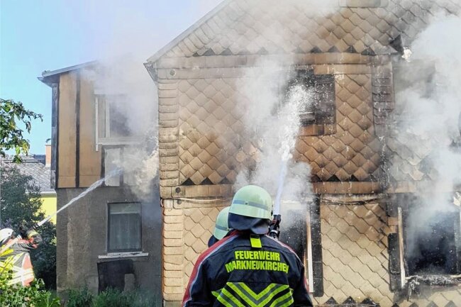 Haus in Landwüst wird Pfingstsonntag Opfer der Flammen: 100.000 Euro Schaden - Die linke Doppelhaushälfte in der Rohrbacher Straße in Landwüst brennt Pfingstsonntag völlig aus. 