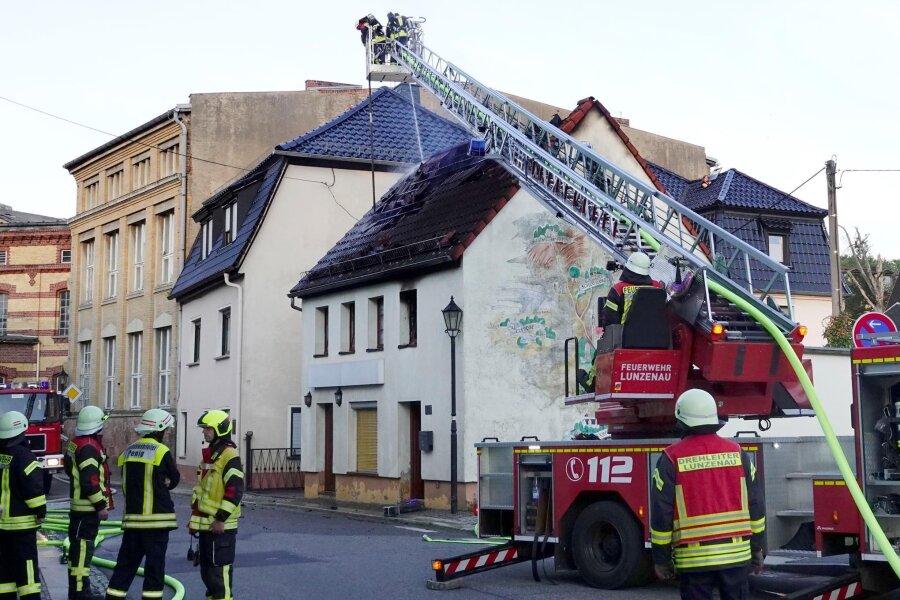 Haus in Lunzenau brennt: Mann verletzt, Gebäude unbewohnbar - Am Donnerstagabend brannte der Dachstuhl eines Hauses in der Altenburger Straße in Lunzenau.